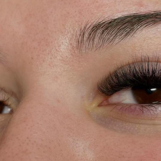 Glow Differently #zagreb Nadogradnja trepavica Ugradnja volumenskih trepavica