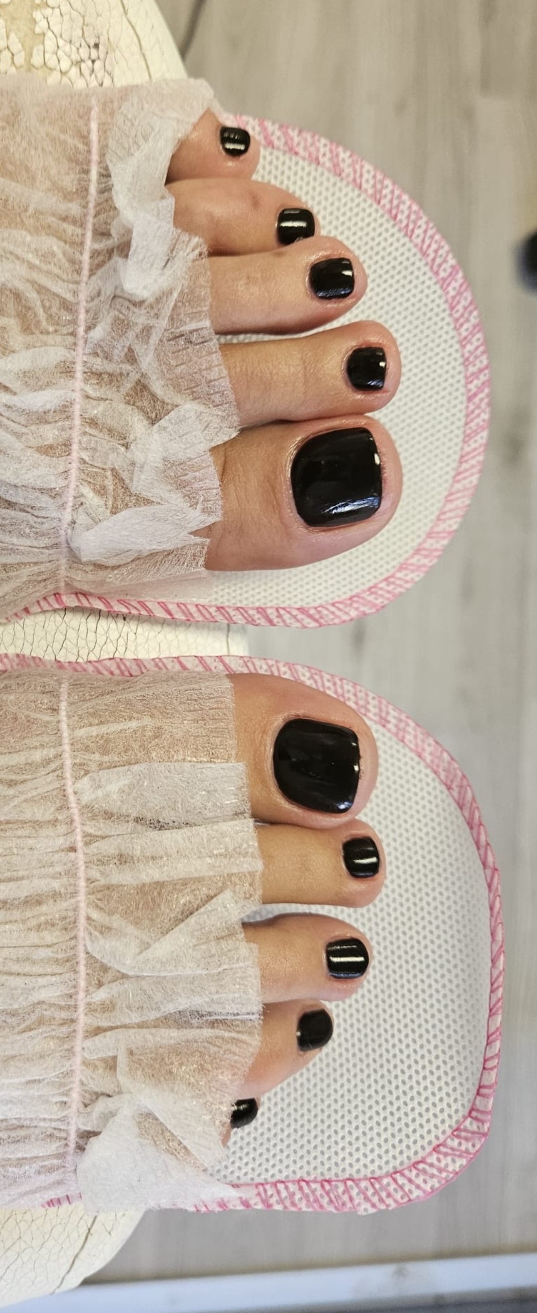 Cosmoderm & Centar Estetica #zagreb Estetska pedikura Estetska pedikura (priprema noktiju za lakiranje, obrada održavanih stopala) + trajni lak